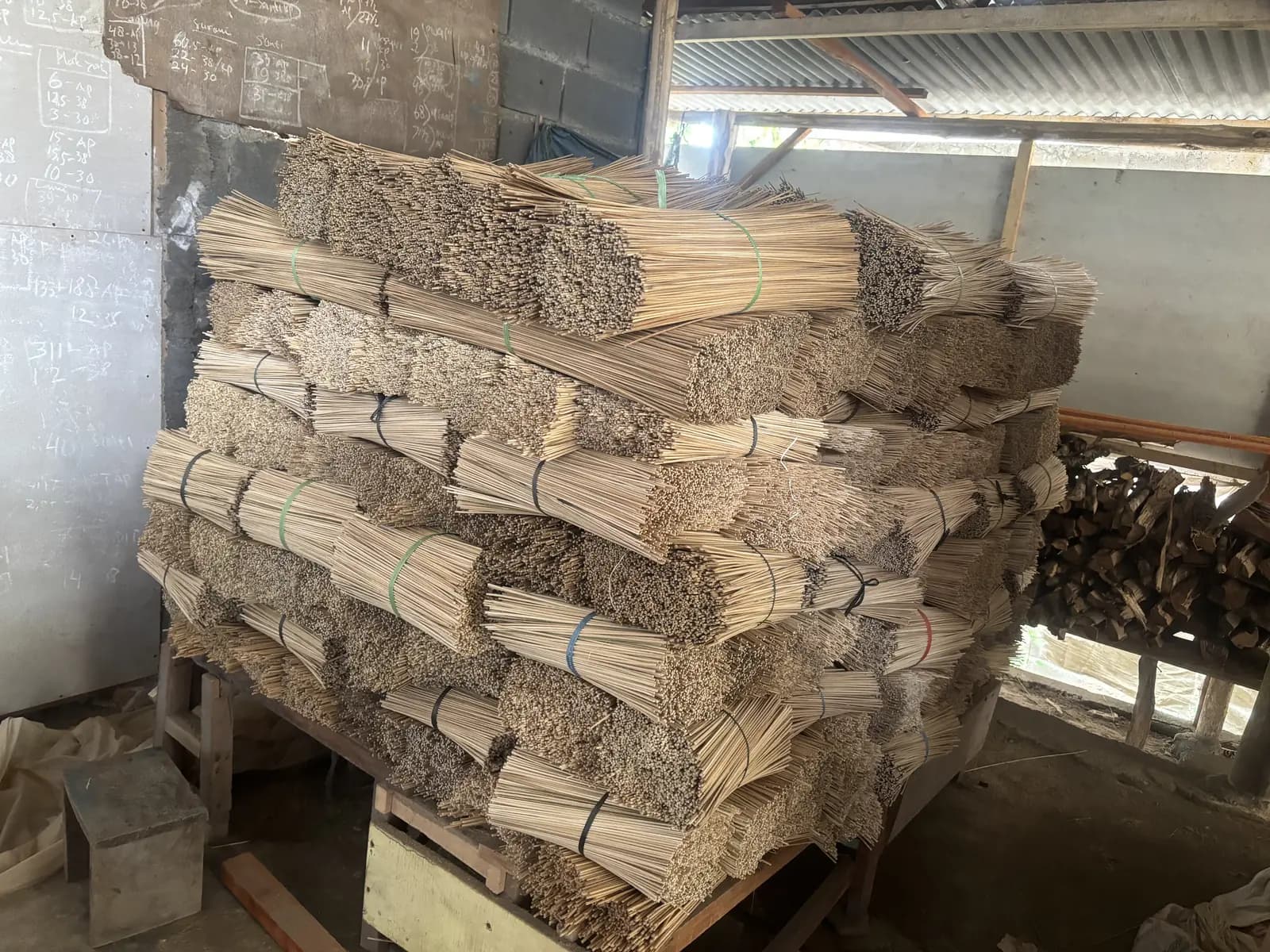 Ikatan biting bambu hasil serutan tangan warga Dusun Segelan, Desa Balesari